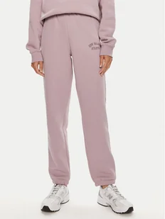 New Balance Spodnie dresowe Graphic WP43500 Fioletowy Relaxed Fit - Spodnie sportowe damskie - miniaturka - grafika 1