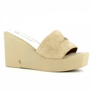 Beżowe klapki na koturnie CARINII - Carinii - Klapki i japonki damskie - miniaturka - grafika 1