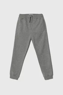 Spodnie i spodenki dla chłopców - Pepe Jeans spodnie dresowe bawełniane dziecięce kolor szary gładkie - grafika 1