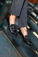 Mokasyny damskie - Czarne mokasyny skórzane lakierowane damskie na szerokim klocku z ozdobą Casu BC24X11-B - miniaturka - grafika 1