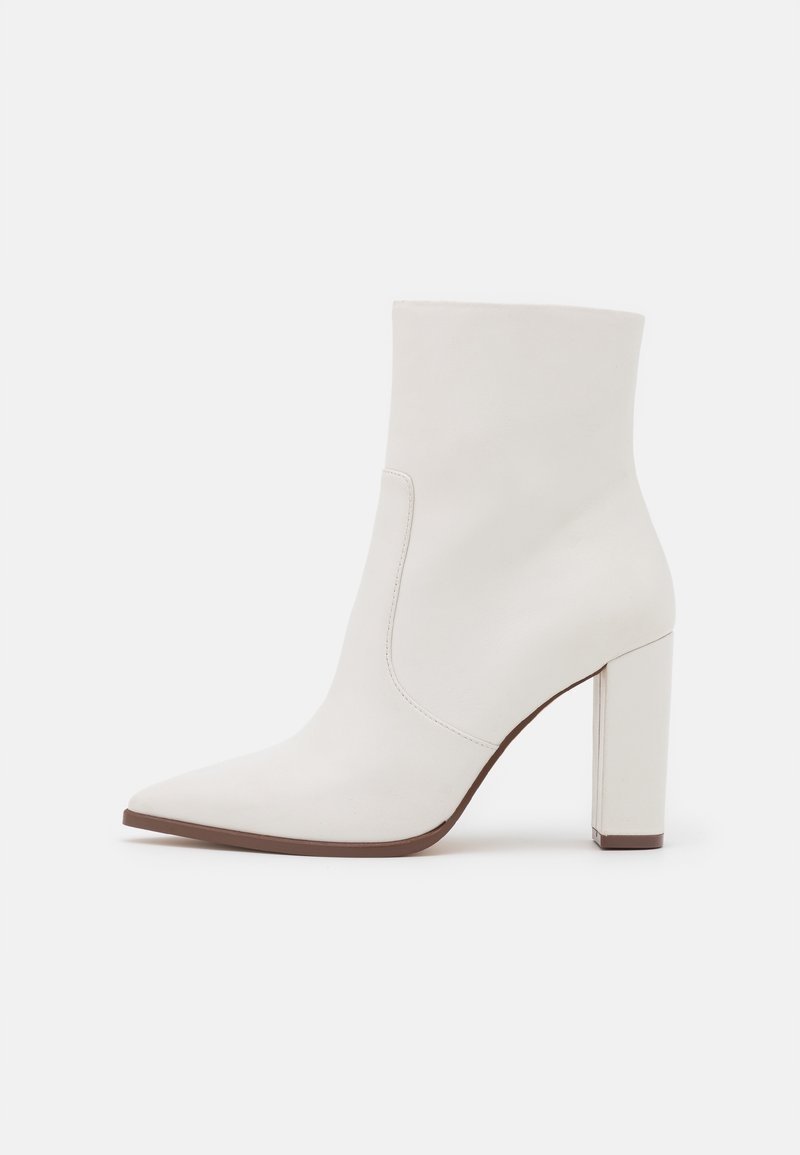 STEVE MADDEN BOTKI DAMSKIE BIAŁE NA OBCASIE KLASYCZNE ZA KOSTKĘ 41 14CA