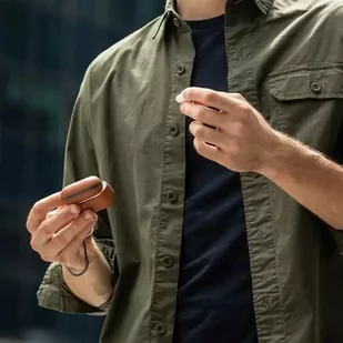 Etui ochronne na słuchawki UNIQ Terra do AirPods Pro 2 gen. Genuine Leather niebieski/space blue - Akcesoria do słuchawek - miniaturka - grafika 3