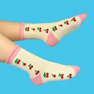 Skarpetki damskie - Skarpetki damskie z wiśniami i różową falbanką - beżowe skarpetki w owoce - miniaturka - grafika 1