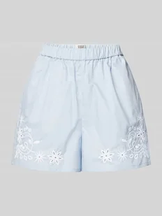 Szorty o kroju relaxed fit z haftem angielskim - Spodenki damskie - miniaturka - grafika 1