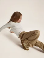 Spodnie i spodenki dla dziewczynek - Reserved - Materiałowe spodnie z łańcuszkiem - beżowy - miniaturka - grafika 1