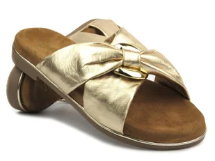 Skórzane klapki damskie z łańcuchem - MARCO TOZZI 2-27133-42, złote - Marco Tozzi - Klapki i japonki damskie - miniaturka - grafika 1