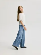 Spodnie i spodenki dla dziewczynek - Reserved - Jeansy wide leg z aplikacjami - niebieski - miniaturka - grafika 1