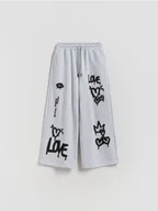 Spodnie i spodenki dla dziewczynek - Reserved - Spodnie dresowe z nadrukiem - jasnoszary - miniaturka - grafika 1