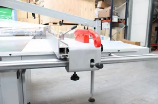Piła formatowa używana 2019r., piła główna i podcinak na osobnych silnikach (max długość podcinania: 3200 mm, stół roboczy: 1000 x 700 mm) 44381570 - Inne urządzenia budowlane - miniaturka - grafika 2