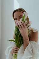 Bransoletki - Pierścionek elastyczny z beżową i różową Masą Perłową - miniaturka - grafika 1