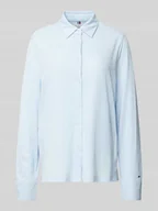 Bluzki damskie - Bluzka o kroju regular fit z aplikacją z logo - miniaturka - grafika 1