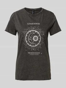 T-shirt o kroju regular fit z czystej bawełny z nadrukiem z motywem model ‘LUCY LIFE’ - Koszulki i topy damskie - miniaturka - grafika 1