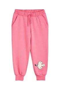 Spodnie i spodenki dla dziewczynek - Mini Rodini spodnie dresowe bawełniane dziecięce Mini Rodini x Wrangler kolor różowy z aplikacją - grafika 1