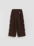 Spodnie i spodenki dla dziewczynek - Reserved - Spodnie dresowe z brelokiem - ciemnobrązowy - miniaturka - grafika 1