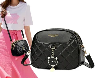 Torebka skórzana na ramię mała pikowana czarna zawieszka kotek - Torebki damskie Torebka skórzana na ramię mała pikowana czarna zawieszka kotek - Torebki damskie - miniaturka - grafika 1