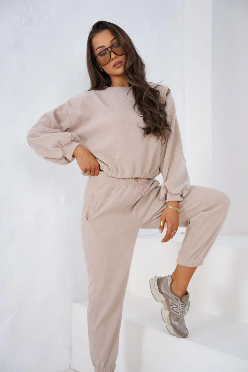 [r. uniwersalny] Dres damski By Mia prążkowany bluza i joggery jasnobeżowy