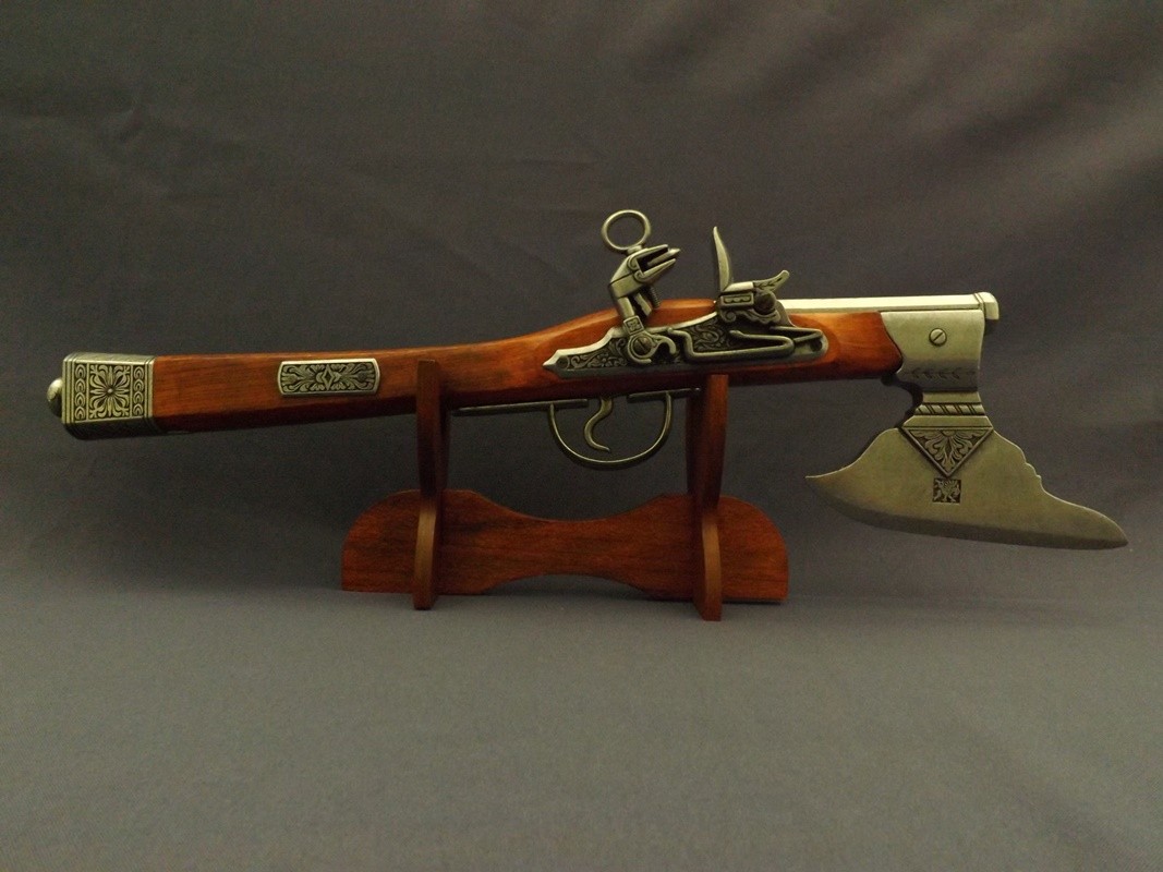 REPLIKA PISTOLET Z TOPOREM NA STOJAKU DENIX MODEL 1010+801