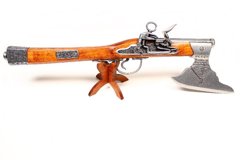 REPLIKA PISTOLET Z TOPOREM NA STOJAKU DENIX MODEL 1010+800