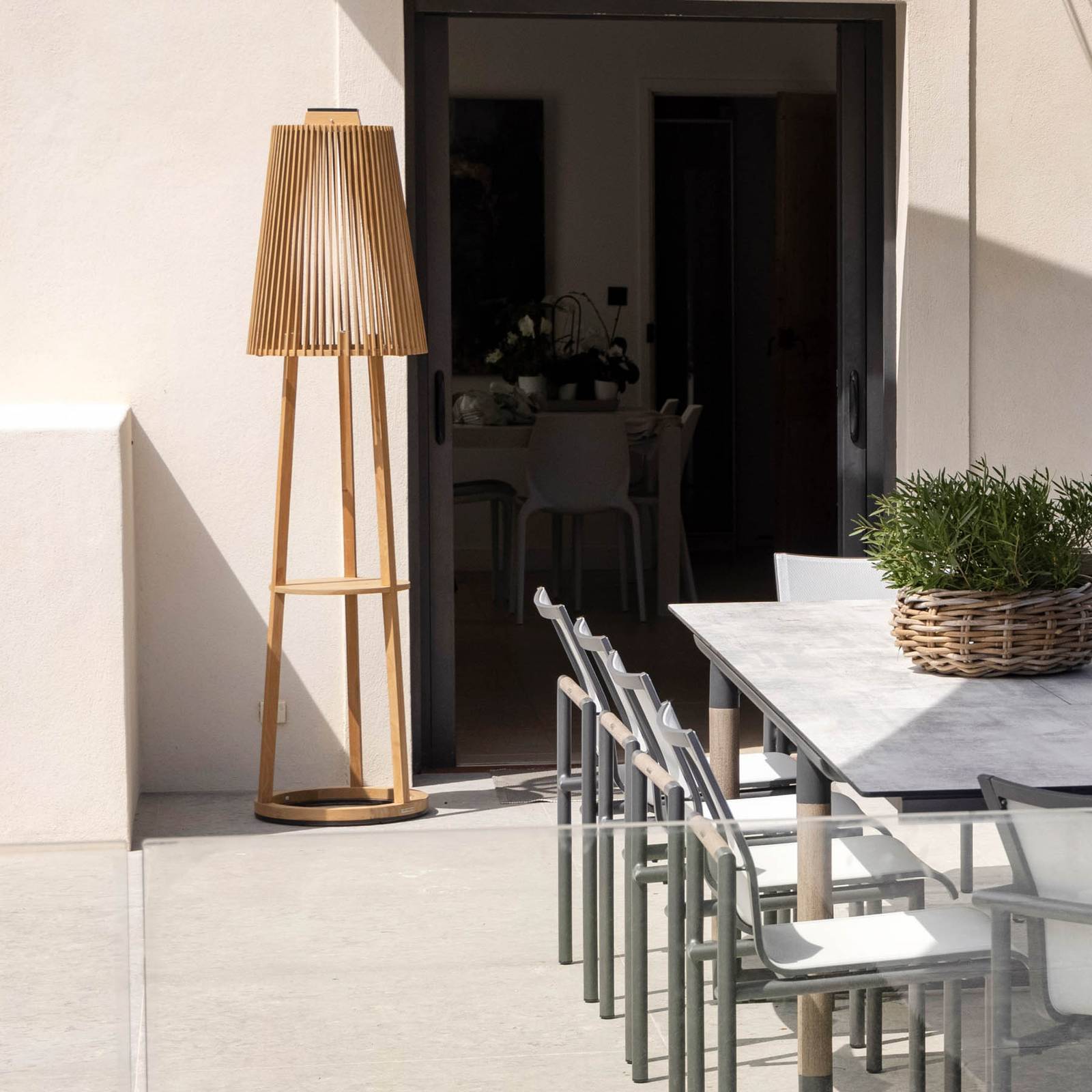 LES JARDINS Solarna lampa stojąca Tecka z czujnikiem, teak