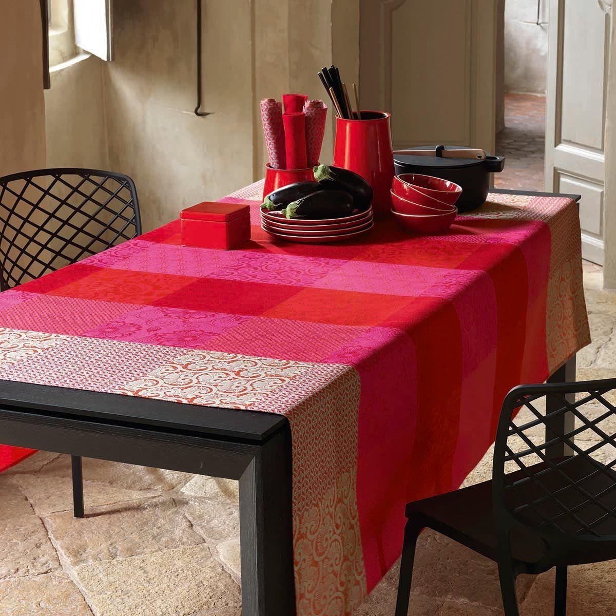 Le Jacquard Fran ais Obrus żakardowy powlekany Fleurs de Kyoto Czerwony