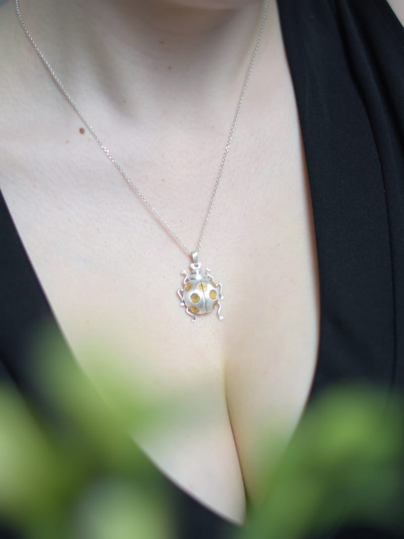 Wisiorek srebrny - Biedronka biała