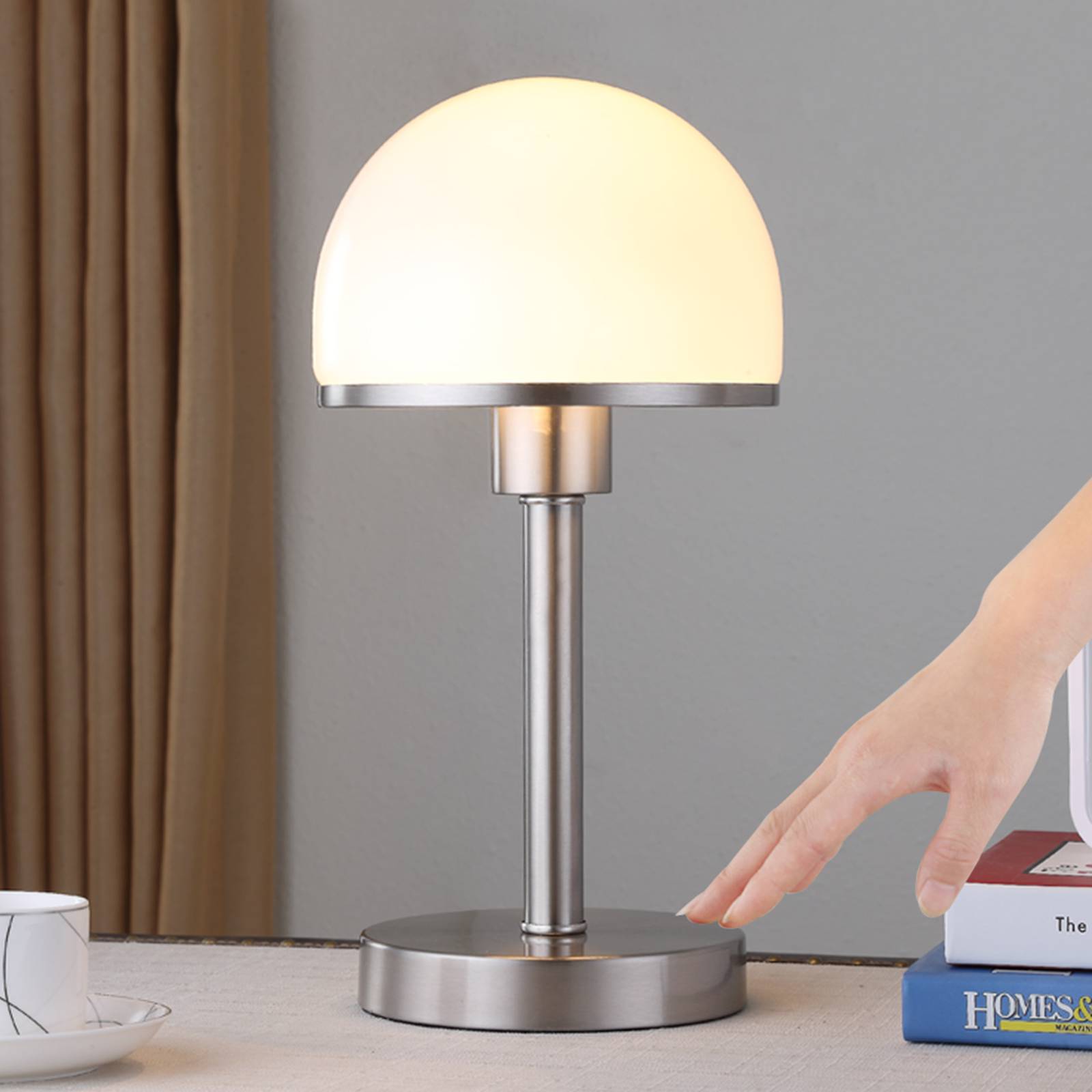 Stylowa lampa stołowa Jolie ze szklanym kloszem
