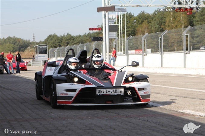 Super prezenty moto KTM X- Bow vs Ford Mustang