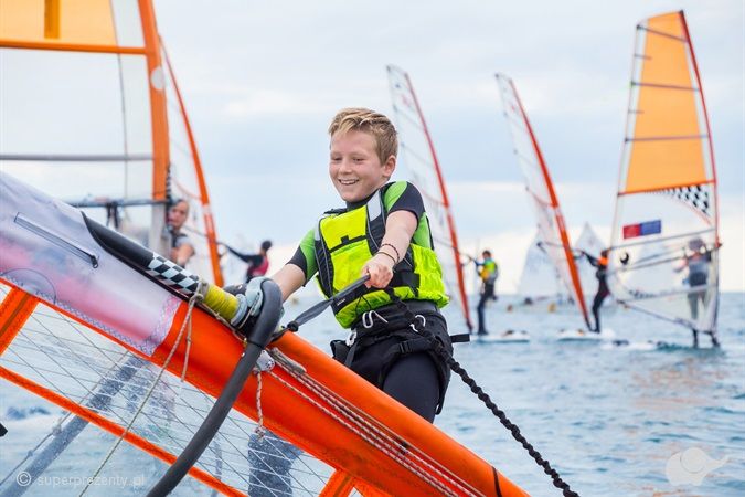 Surfszkola przy molo w jastarni Kurs Windsurfingu 