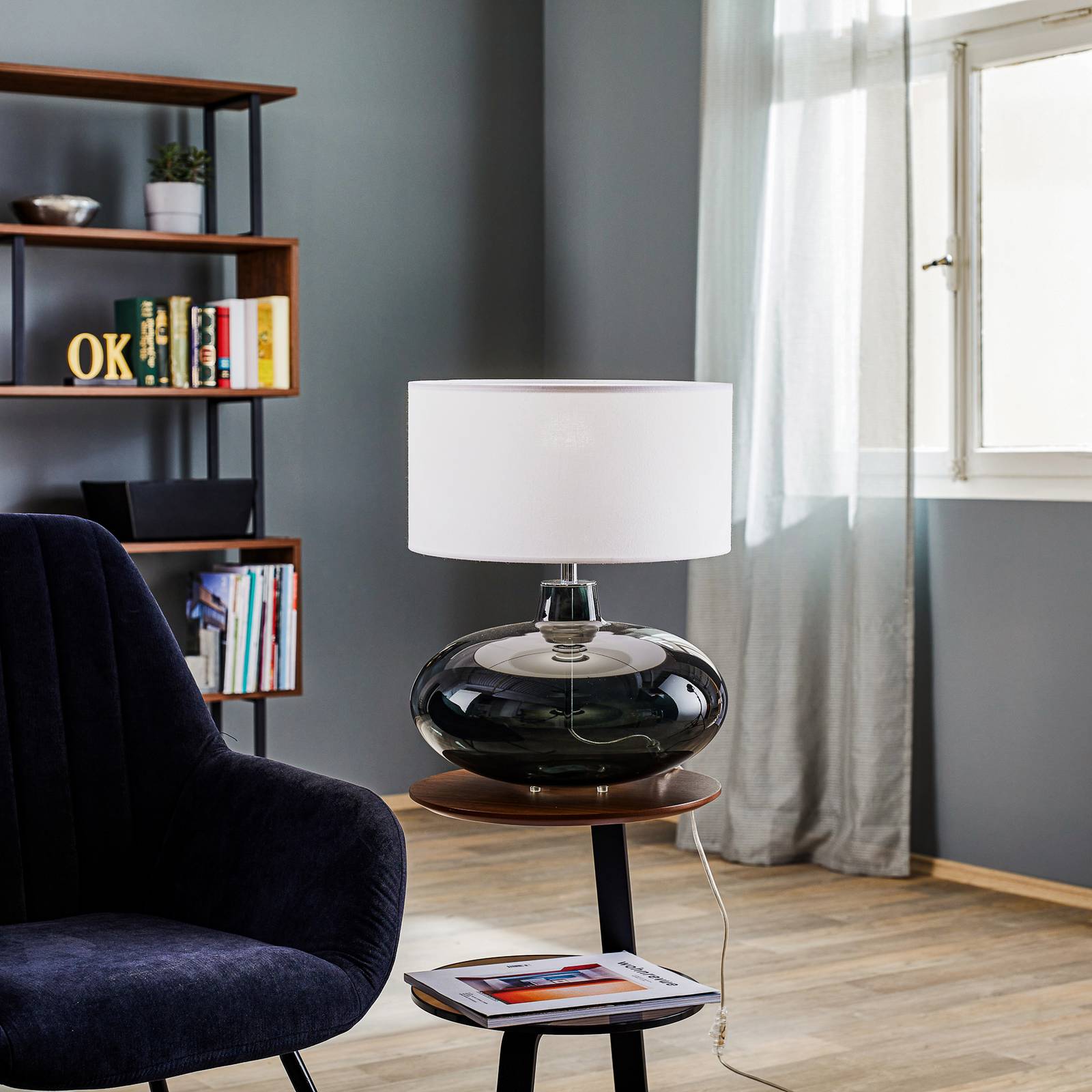 Lampa stołowa Skien, klosz biały, szary dym