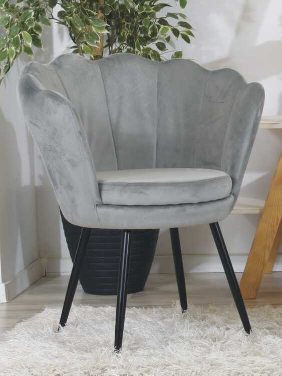 Welurowy fotel muszelka SHELL w kolorze szarym na czarnych nogach