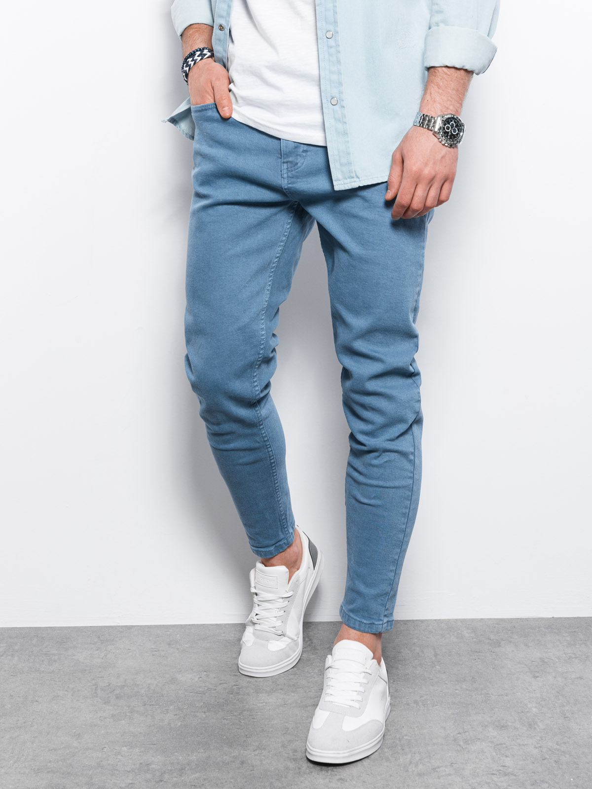 Spodnie męskie jeansowe o kroju SLIM FIT - niebieskie V3 P1058