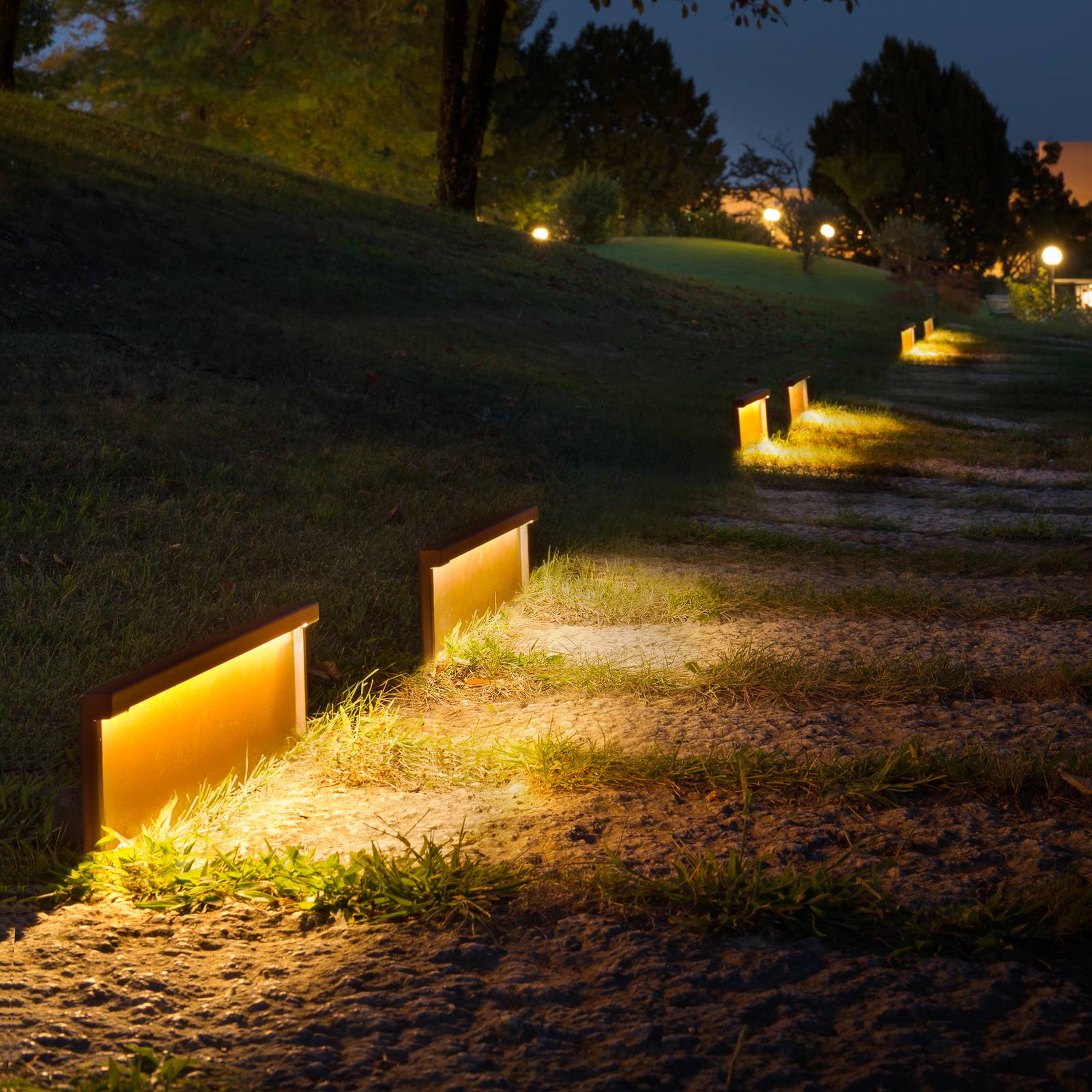 OLEV Step Line lampa cokołowa LED, rdzawy brąz