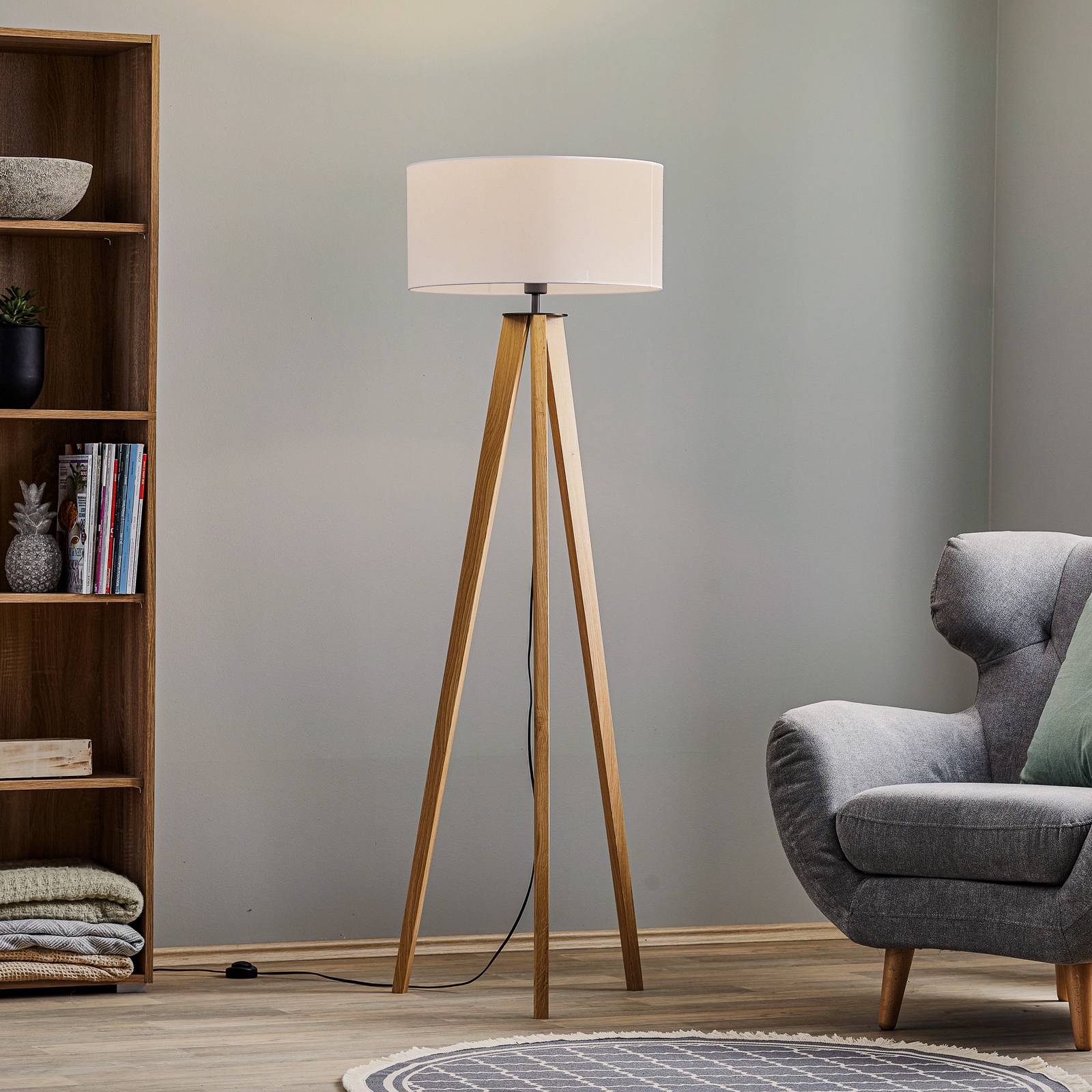 Lampa stojąca Maira, trójnóg, dąb olejowany, biała