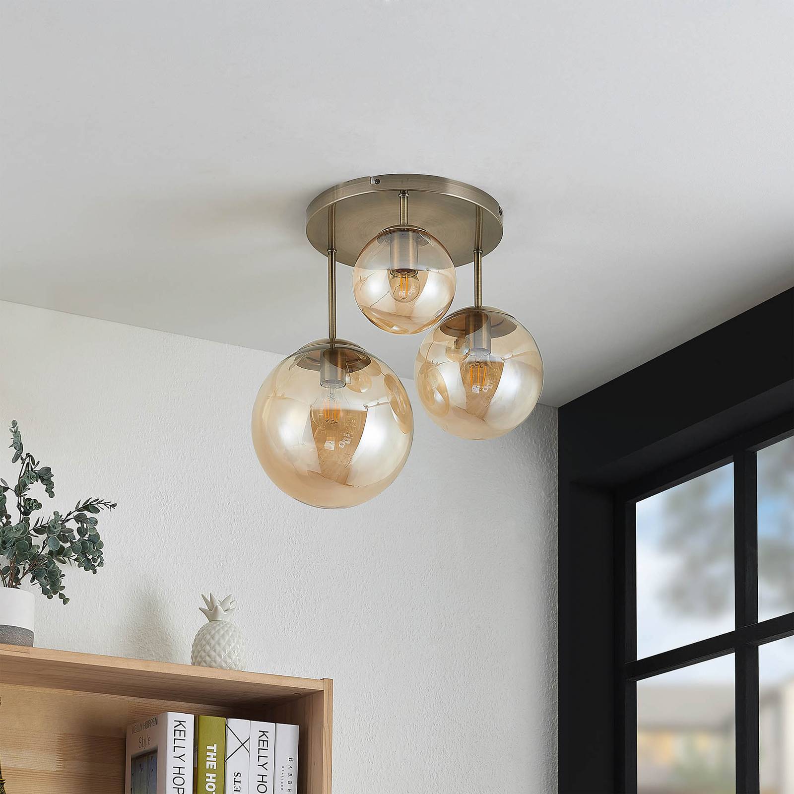 Lindby Teeja lampa sufitowa, 3 kule, bursztyn