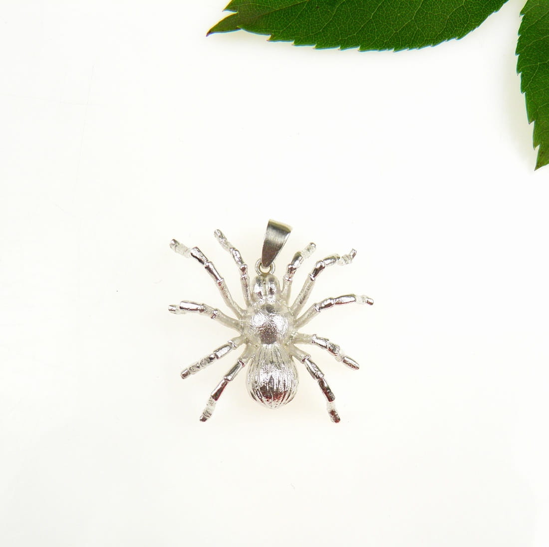 Wisiorek srebrny z pająkiem małym białym