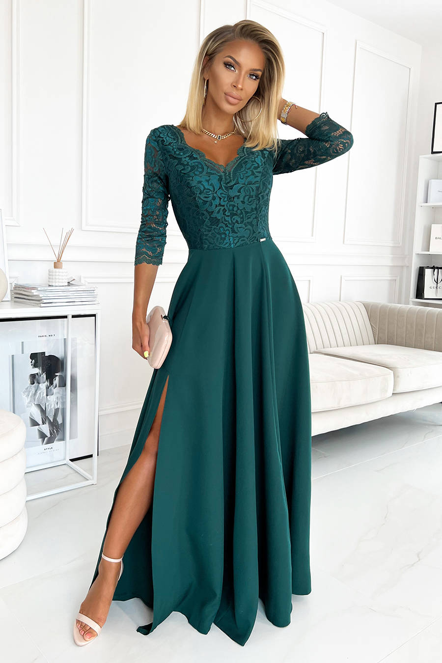 Sukienki - Jacqueline elegancka koronkowa długa suknia z dekoltem - ZIELEŃ BUTELKOWA - grafika 1