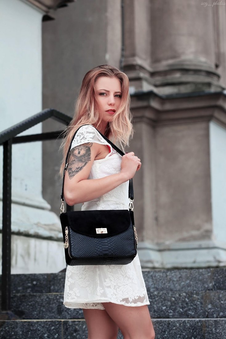 Włoska Torebka Skórzana listonoszka skóra węża czarna T96
