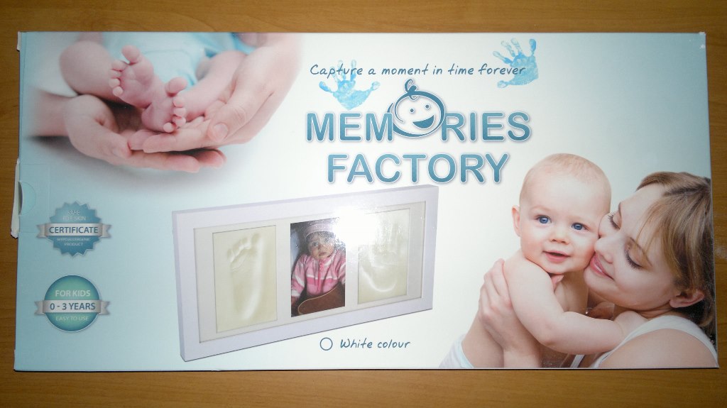 MEMORIES FACTORY Zestaw kreatywnego rodzica  POTRÓJNA RAMKA z miejscami na odcisk dłoni i stopy z szybką KOLOR BIAŁY