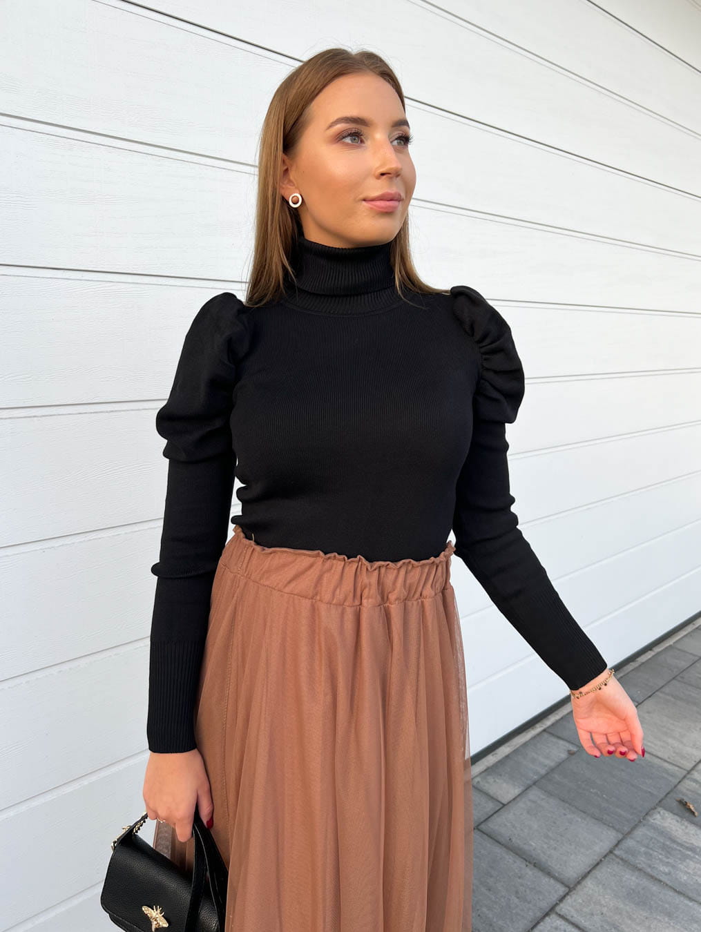 Sweter golf czarny z bufkami prążkowany elastyczny materiał Koko - PERFE