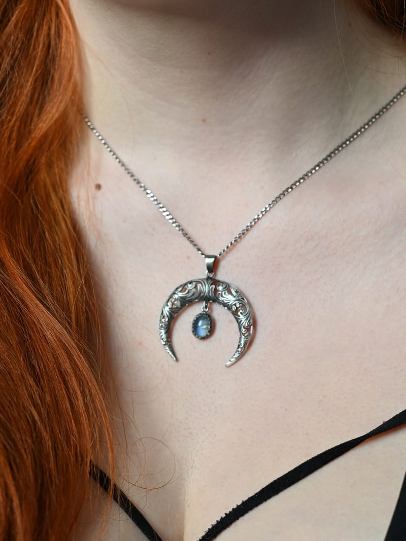 Lunula z kamieniem księżycowym oksydowana