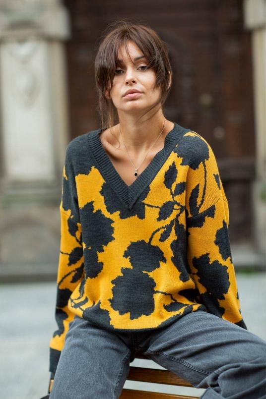 Lekki sweter z dekoltem V i wzorem w kwiaty - SukienkiShop