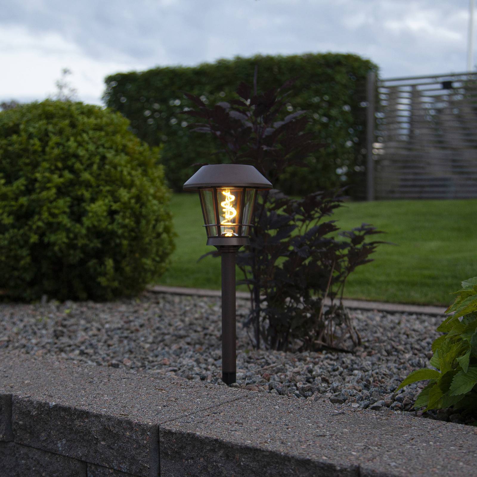 Solarna lampa cokołowa LED Fergus kształt latarni
