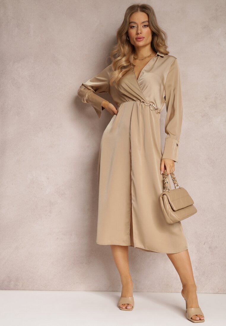 Beżowa Satynowa Sukienka Kopertowa z Gumką i Łańcuszkiem w Talii Shaffa