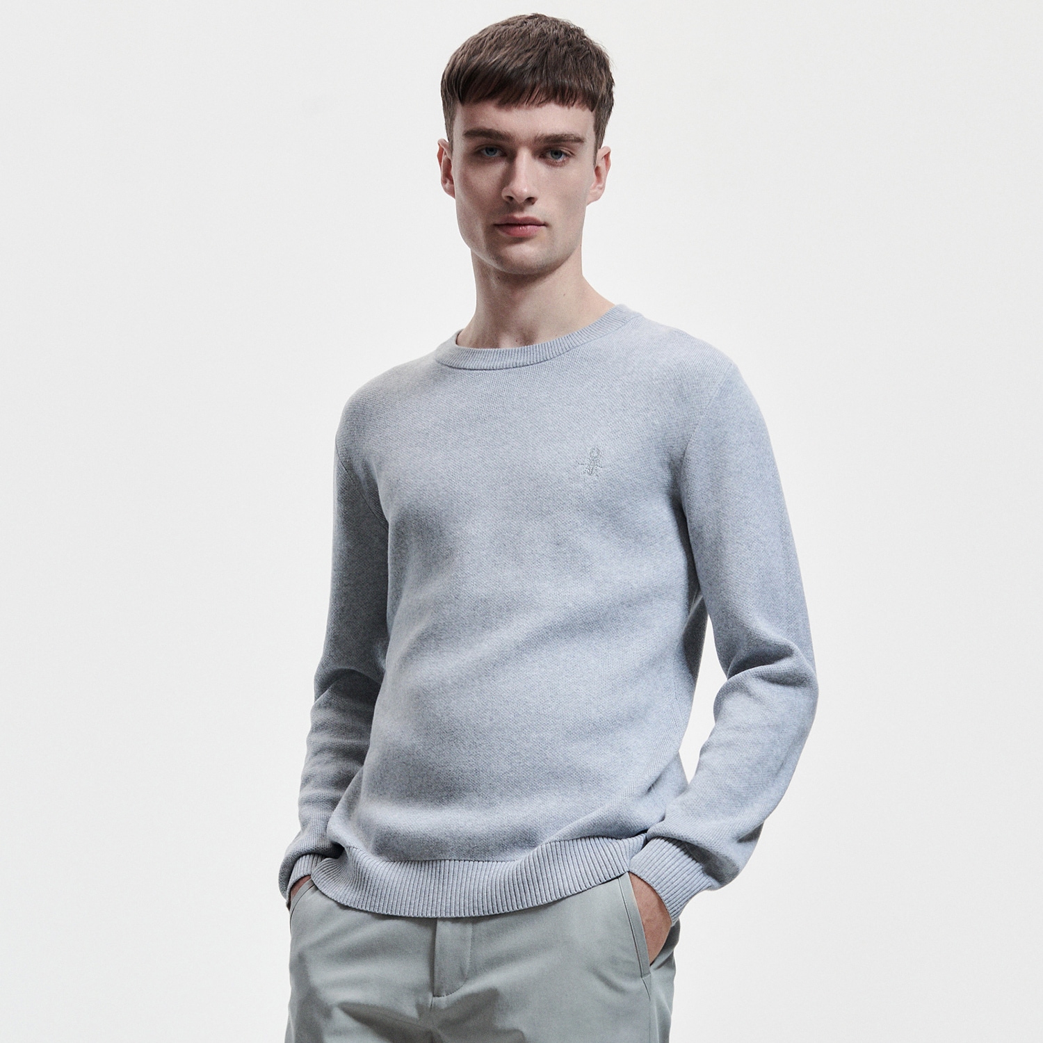 Swetry męskie - Reserved - Sweter z haftem - Jasny szary - grafika 1