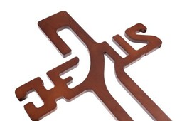 Krzyż drewniany z napisem Jezus