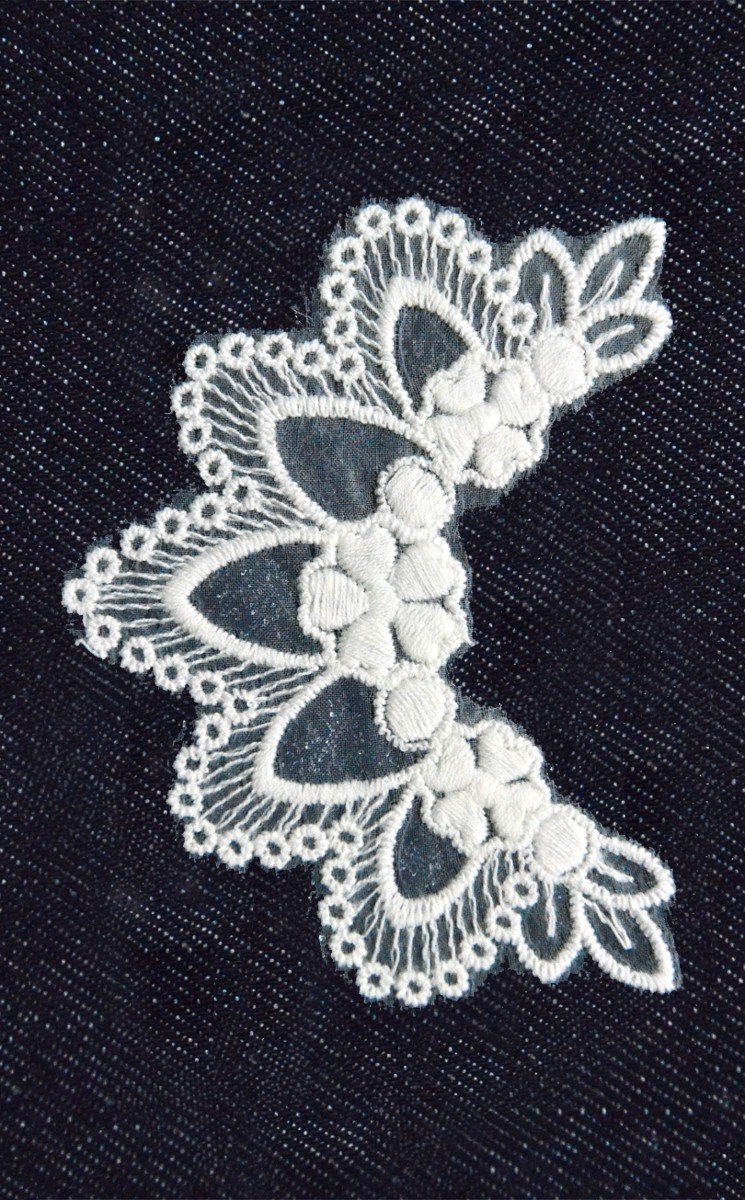 Naprasowanka koronkowa, Kołnierzyk