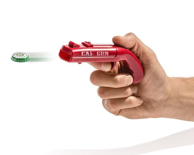 Gadget Master OTWIERACZ STRZELAJĄCY KAPSLAMI JAK PISTOLET