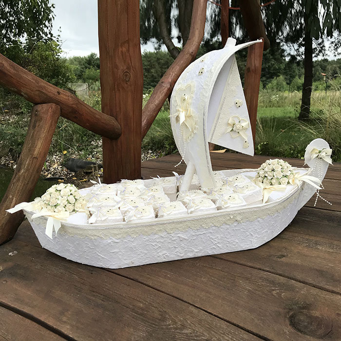 Ozdobny statek wypełniony po brzegi pudełeczkami 20-SQ55-BOAT8