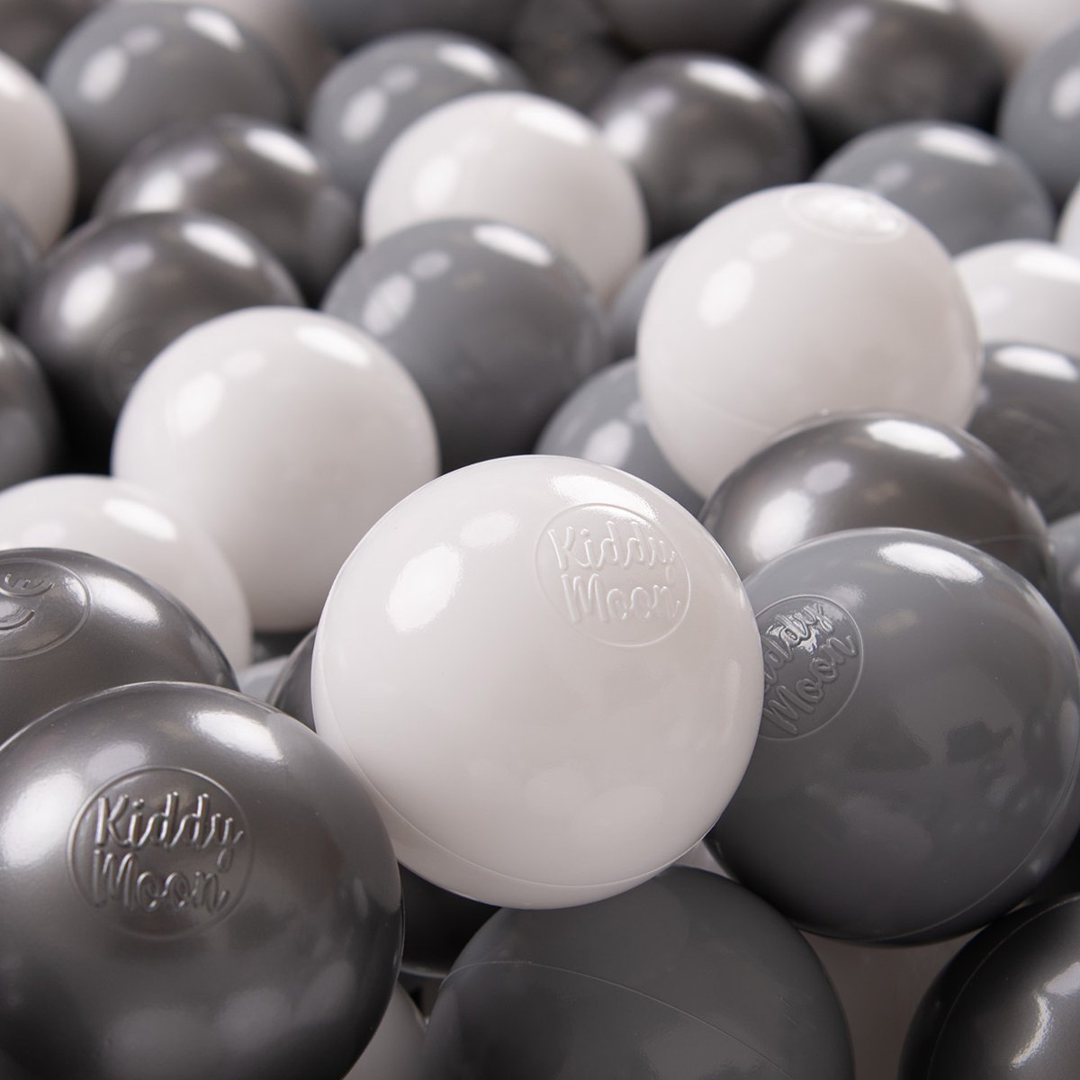 KiddyMoon, plastikowe piłeczki 7cm biały-szary-srebrny 50