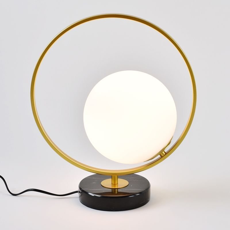 Złota lampa Bella z marmurową podstawą w stylu glamour T83022-gold